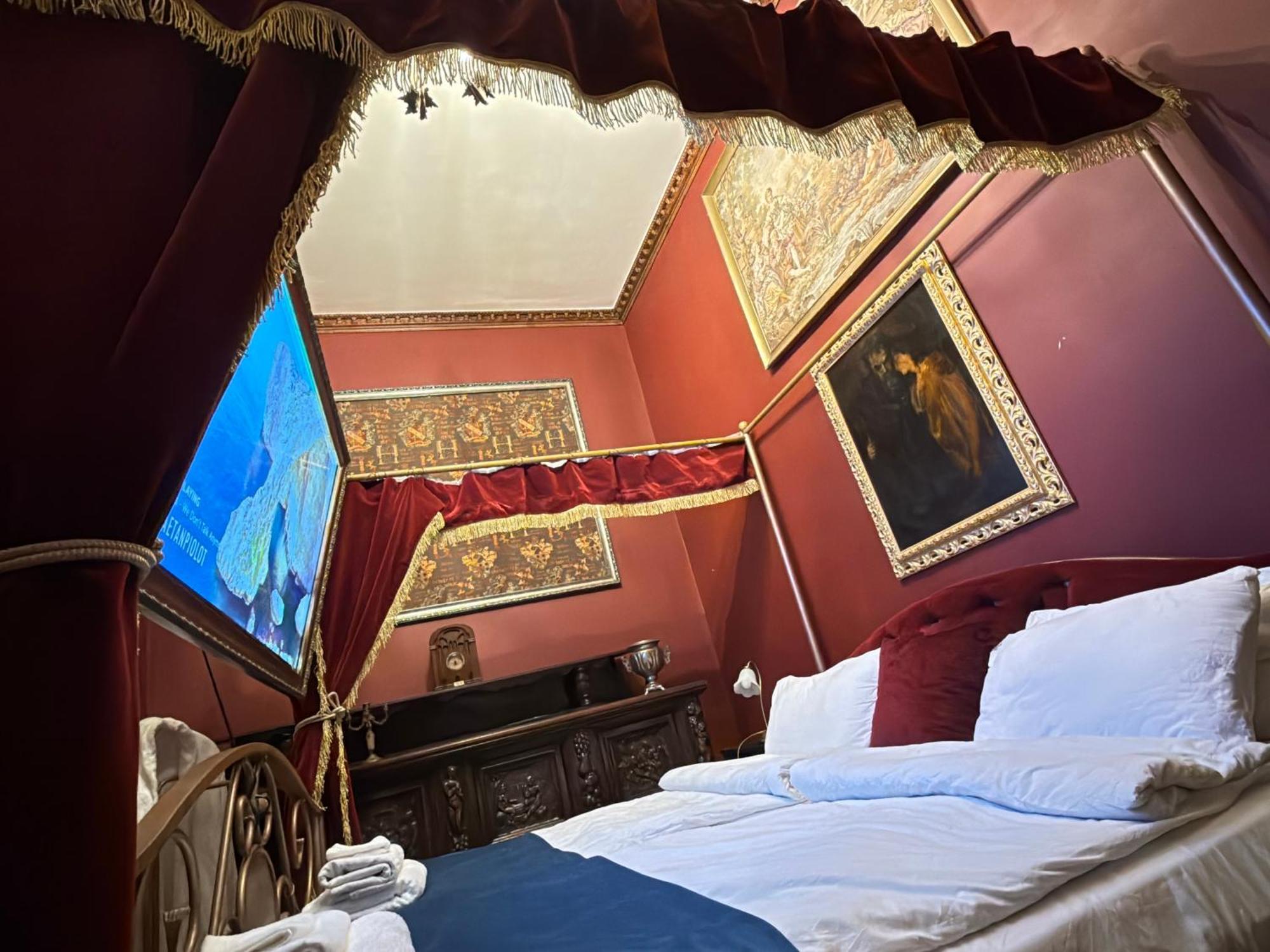 Classic Love Story In Old Cluj I Eksteriør billede